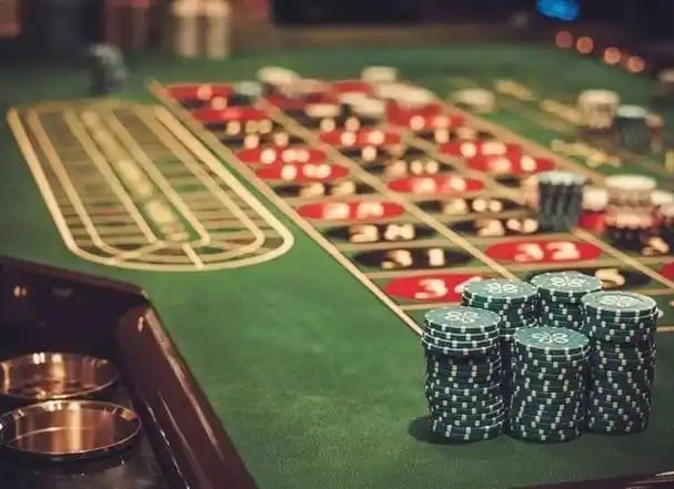 Tampilan langsung dari dealer live casino di qq39 dengan kualitas streaming tinggi dan interaksi real-time